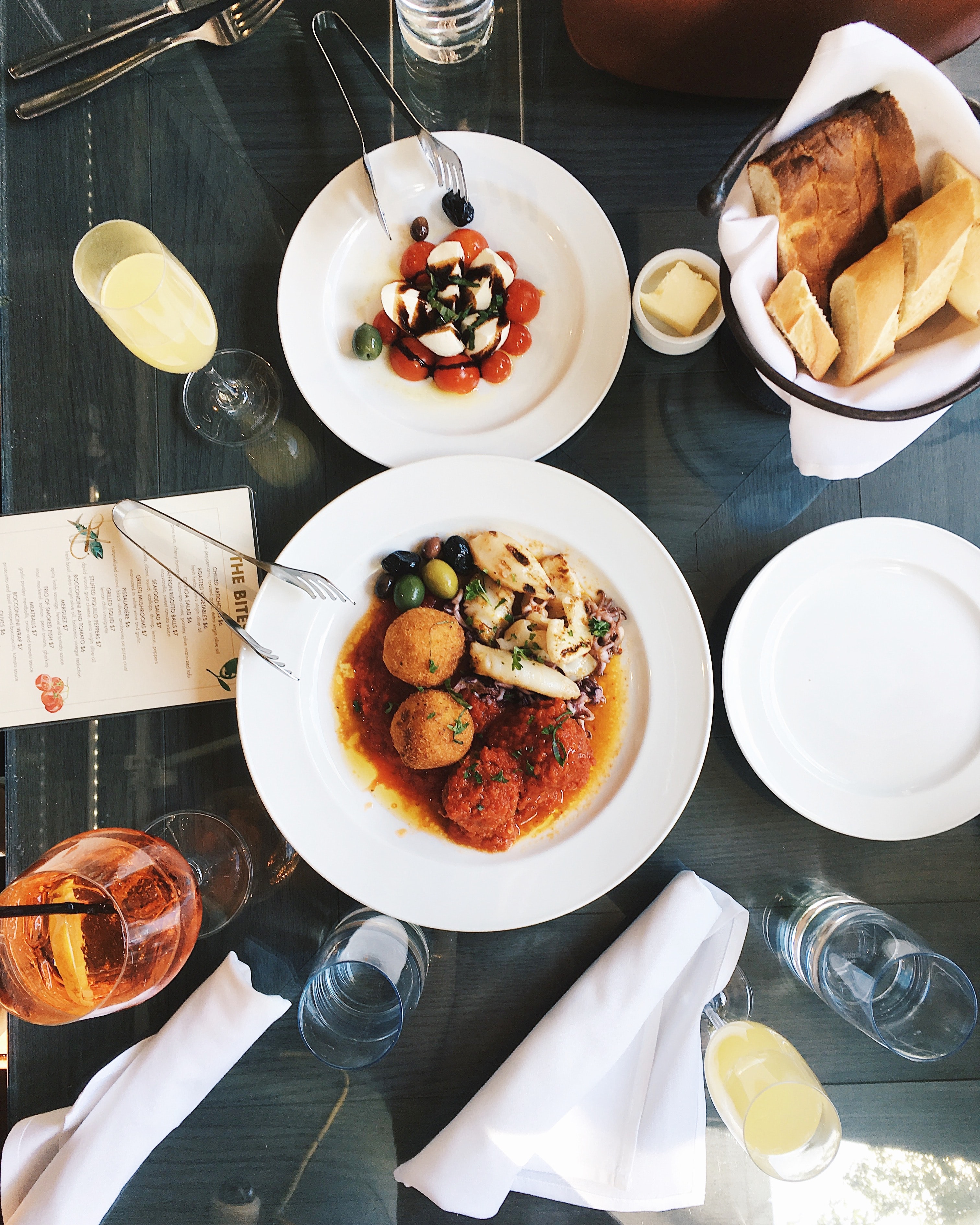 La présentation d'un plat réalisé par le restaurant La note enchantée