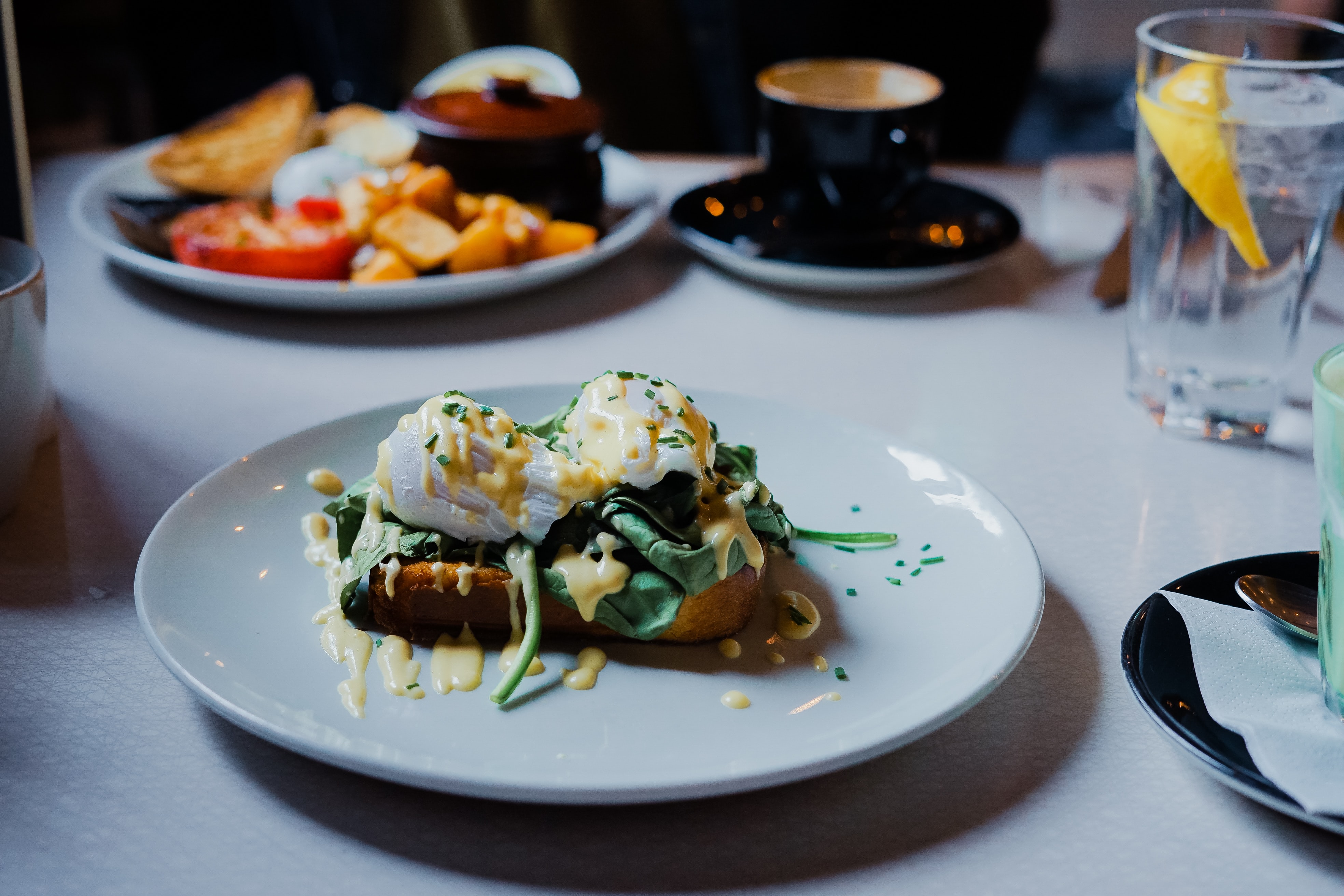 La présentation d'un plat réalisé par le restaurant À la française