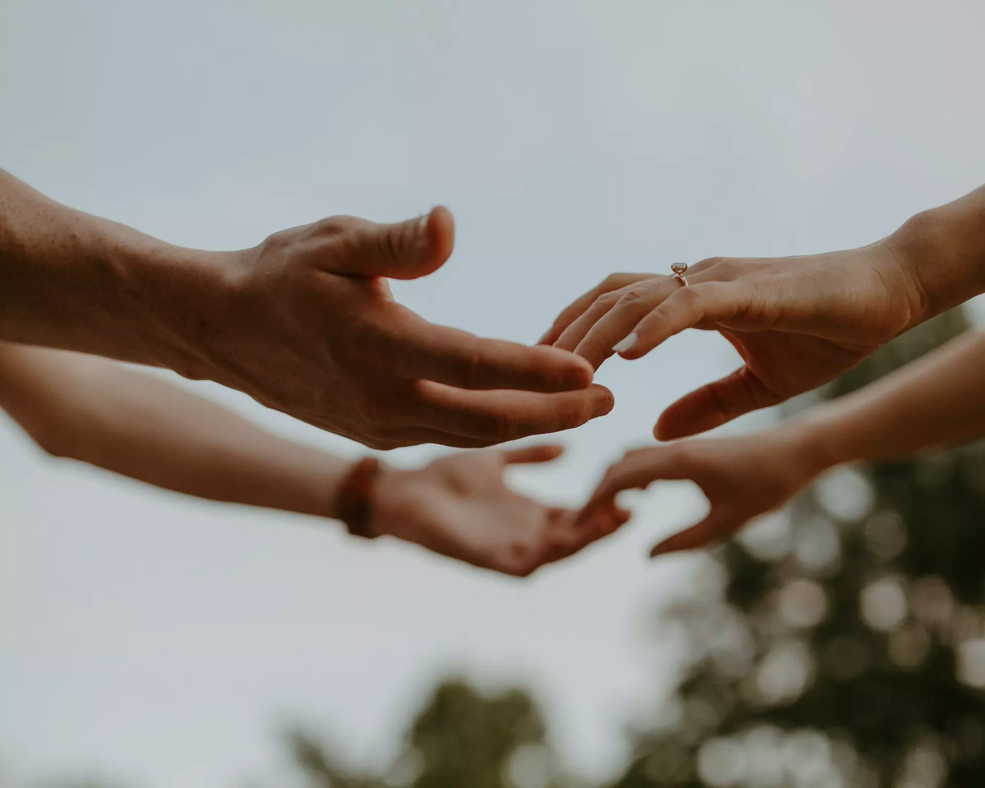Point de vue sur deux personnes qui se tendent les mains