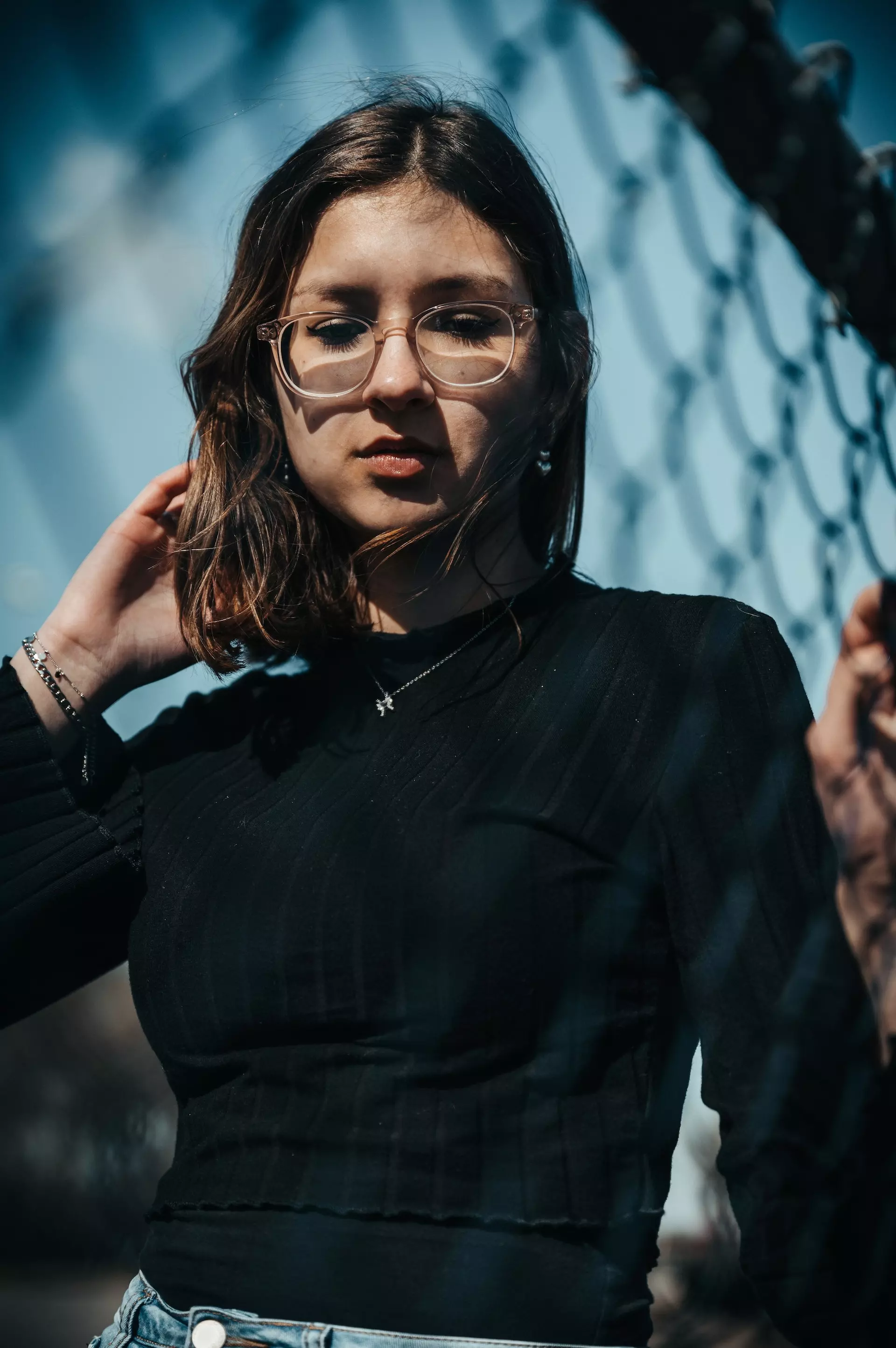 Portrait d'une femme derrière un grillage