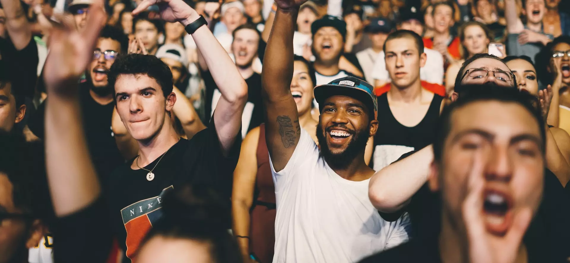 Photo d'un public enthousiaste à un concert