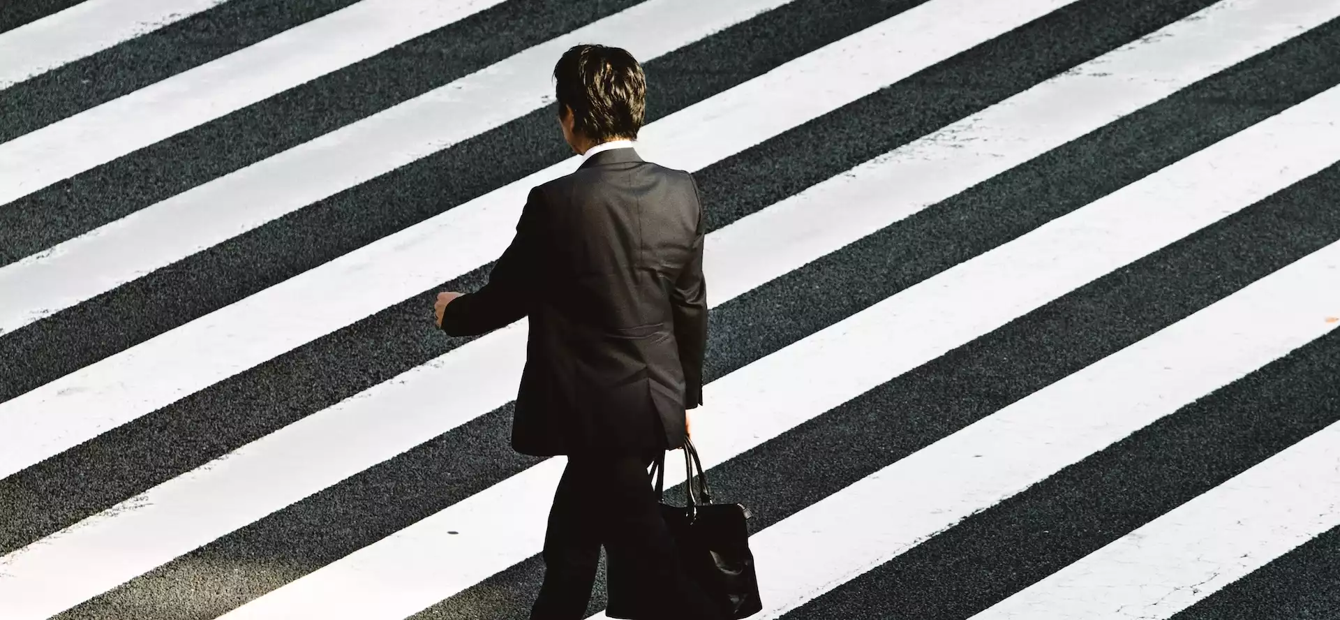 Photo d'un homme qui traverse la route